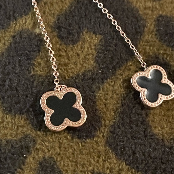 New adorable Rose gold four leaf cover earrings - Picture 4 of 4